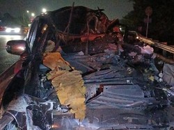 Pajero Tabrak Truk Semen di Tol Jagorawi, Sopir Diduga Mengantuk