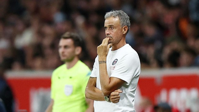 Soccer Football - Ligue 1 - Lille v Paris St Germain - Decathlon Arena Stade Pierre-Mauroy, Villeneuve d'Ascq, France - August 28, 2026 Paris St Germain coach Luis Enrique reacts during the match REUTERS/Abdul Saboor