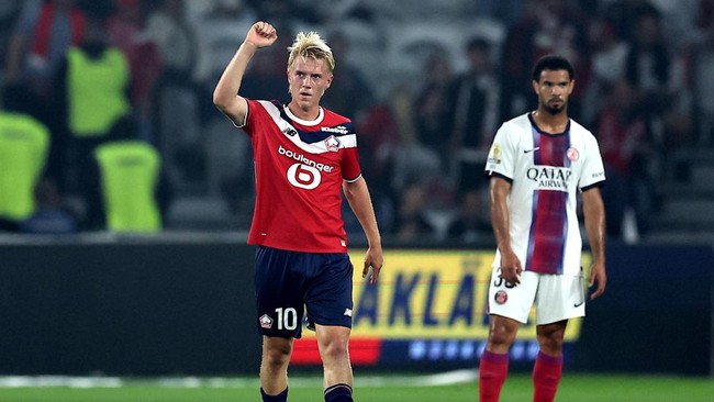 Soccer Football - Ligue 1 - Lille v Paris St Germain - Decathlon Arena Stade Pierre-Mauroy, Villeneuve d'Ascq, France - August 28, 2026 Lille's Hakon Arnar Haraldsson celebrates scoring their first goal REUTERS/Abdul Saboor