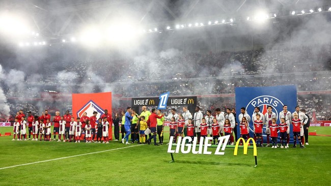 Soccer Football - Ligue 1 - Lille v Paris St Germain - Decathlon Arena Stade Pierre-Mauroy, Villeneuve d'Ascq, France - August 28, 2026 Lille and Paris St Germain players line up before the match REUTERS/Abdul Saboor