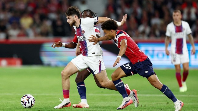 Soccer Football - Ligue 1 - Lille v Paris St Germain - Decathlon Arena Stade Pierre-Mauroy, Villeneuve d'Ascq, France - August 28, 2026 Paris St Germain's Khvicha Kvaratskhelia in action with Lille's Tiago Santos REUTERS/Abdul Saboor