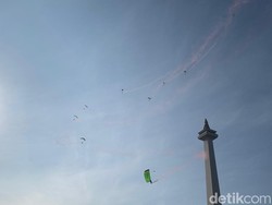 Manuver 20 Penerjun Payung di Langit Monas Meriahkan Merdeka Run 2026