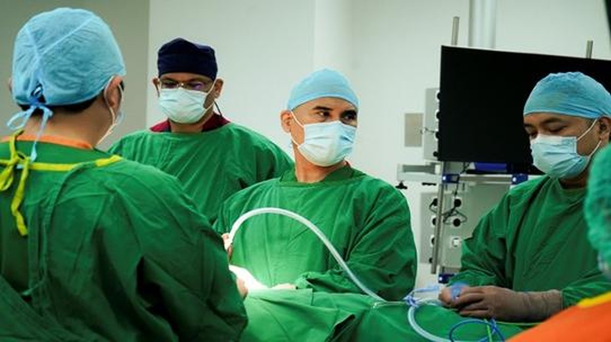 Tim Dokter Mayapada Sukses Angkat Kanker Prostat Lewat Operasi Robotik