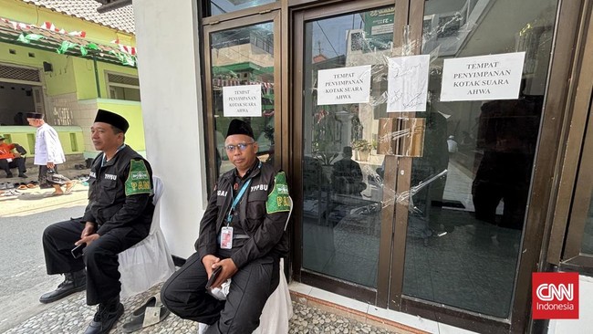 Panitia Muktamar ke-35 Nahdlatul Ulama (NU) menyimpan berkas usulan nama-nama kiai calon anggota Ahlul Halli wal Aqdi (Ahwa) di dalam kotak kaca yang dijaga ketat.
