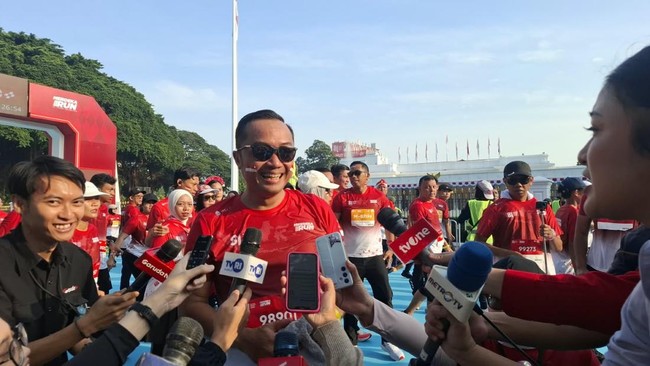 Mensesneg Prasetyo Hadi dan Seskab Teddy Indra Wijaya ikut memeriahkan Merdeka Run 2026.