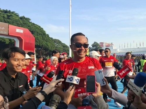 Mensesneg Prasetyo Hadi dan Seskab Teddy Indra Wijaya ikut memeriahkan Merdeka Run 2026.