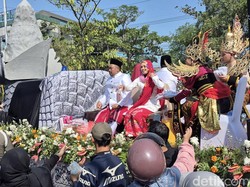 Gresik Merdeka Karnival Meriah, Bupati Yani Naik Mobil Hias Naga Giri