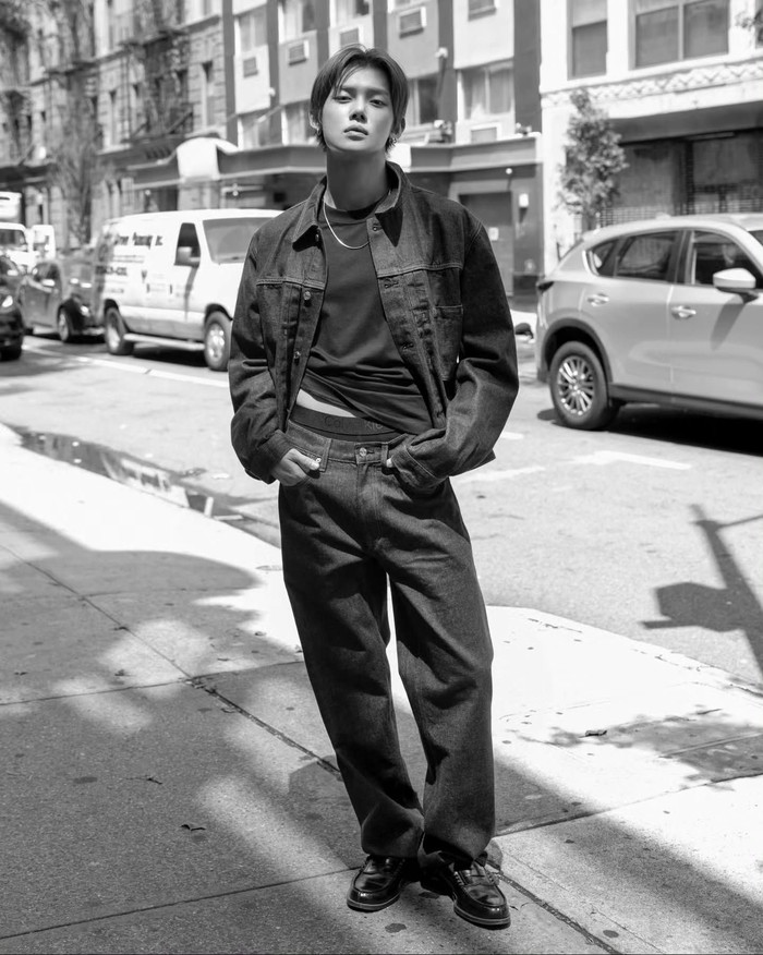 Meski begitu, artis Korea kelahiran tahun 1999 satu ini tidak pernah berhenti membuat heboh MOA, sebutan resmi untuk para penggemar TXT, setiap kali sederet potret dirinya memakai outfit serba Calvin Klein dibagikan. / Foto: instagram.com/yawnzzn