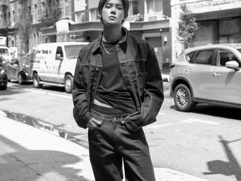 Meski begitu, artis Korea kelahiran tahun 1999 satu ini tidak pernah berhenti membuat heboh MOA, sebutan resmi untuk para penggemar TXT, setiap kali sederet potret dirinya memakai outfit serba Calvin Klein dibagikan. / Foto: instagram.com/yawnzzn