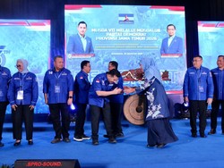 Kode Khofifah Restui Emil Maju Pilgub Saat Musda Demokrat Jatim