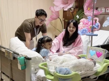 Nanda Arsyinta Melahirkan Anak Kembar, Momen Si Sulung Sambut Kedua Adik Bikin Gemas