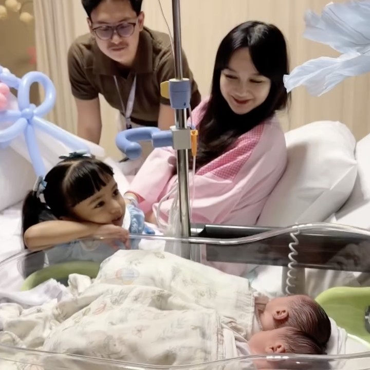 <p>Nanda Arsyinta baru saja melahirkan bayi kembarnya berjenis kelamin laki-laki dan perempuan di tanggal cantik Rabu 26/8/2026 kemarin di rumah sakit. Kabar bahagia tersebut diumumkan Nanda melalui Instagram Story miliknya. (Foto: Instagram @nandaarsynt).</p>