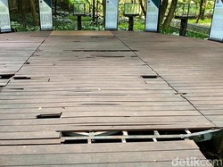 Lantai Taman Sister City Bandung Bolong, Waspada Terperosok!