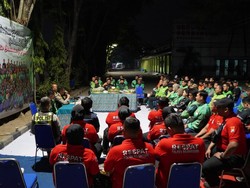 Perkuat Sinergi, Polres Bojonegoro Cangkrukan-Doa Bersama Komunitas Ojol