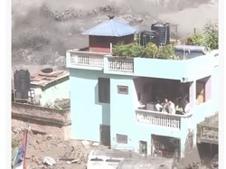 Rumah Ini Tak Hancur Diterjang Banjir Bandang Nepal, Netizen Takjub