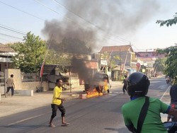 Roda Terlepas, Colt Pikap Terbakar di Sukoharjo