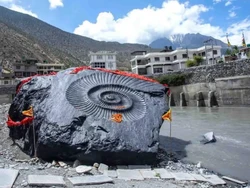 Batu Shaligram Raksasa Muncul Usai Banjir Nepal, Benarkah?