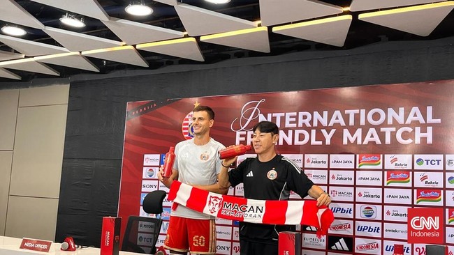 Shin Tae Yong dan Alex Jeremejeff memberikan keterangan pers setelah pertandingan Persija vs Brisbane Roar di JIS, Sabtu (29/8).