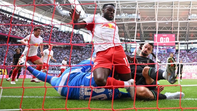 Soccer Football - Bundesliga - RB Leipzig v Borussia Moenchengladbach - Red Bull Arena, Leipzig, Germany - August 29, 2026 RB Leipzig's Maarten Vandevoordt saves a shot on goal REUTERS/Annegret Hilse DFL REGULATIONS PROHIBIT ANY USE OF PHOTOGRAPHS AS