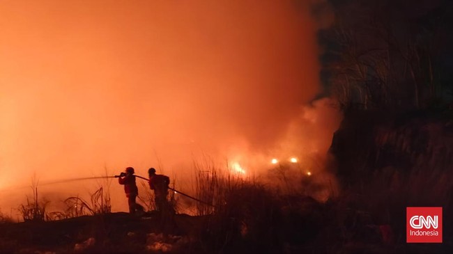 Tempat Pembuangan Sampah Akhir (TPSA) di Desa Waringinkurung, Kecamatan Waringinkurung, Kabupaten Serang, Banten, terbakar sejak Jumat malam, 28 Agustus 2026.