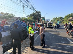 Truk Pasir Oleng Tabrak Tiang Telepon Lalu Nyungsep ke Parit di Triharjo Sleman