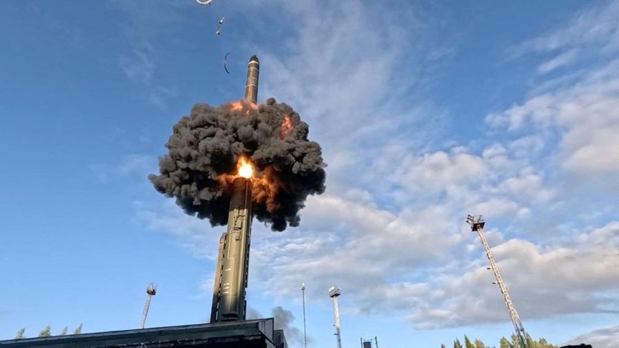 Uji coba peluncuran rudal balistik antarbenua Rusia di kosmodrom Plesetsk, Wilayah Arkhangelsk, Rusia, dalam gambar tak bersuara dari rekaman nan dirilis pada 28 Agustus 2026. (Russian Defence Ministry/Handout via REUTERS)