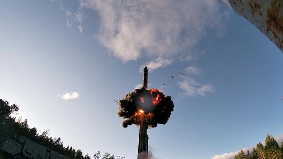 Uji coba peluncuran rudal balistik antarbenua Rusia di kosmodrom Plesetsk, Wilayah Arkhangelsk, Rusia, dalam gambar tak bersuara dari rekaman nan dirilis pada 28 Agustus 2026. (Russian Defence Ministry/Handout via REUTERS)