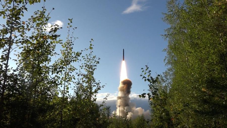 Uji coba peluncuran rudal balistik antarbenua Rusia di kosmodrom Plesetsk, Wilayah Arkhangelsk, Rusia, dalam gambar tak bersuara dari rekaman nan dirilis pada 28 Agustus 2026. (Russian Defence Ministry/Handout via REUTERS)