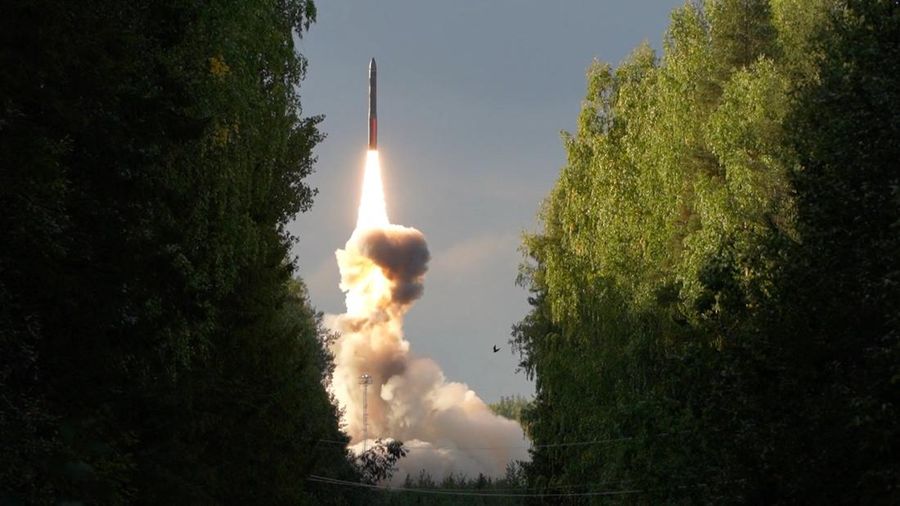 Uji coba peluncuran rudal balistik antarbenua Rusia di kosmodrom Plesetsk, Wilayah Arkhangelsk, Rusia, dalam gambar tak bersuara dari rekaman nan dirilis pada 28 Agustus 2026. (Russian Defence Ministry/Handout via REUTERS)