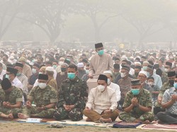 Pakai Masker di Tengah Kabut Asap, Ribuan Warga Kalbar Salat Istisqa Minta Hujan