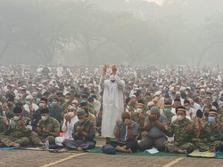 Bermasker, Ribuan Warga Pontianak Salat Istisqa di Tengah Kepungan Asap