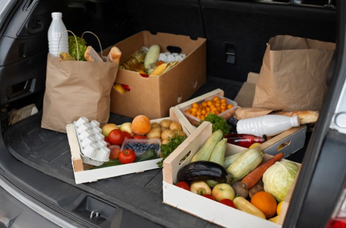 Bahan makanan yang mudah rusak tidak boleh terlalu lama ditinggalkan di dalam mobil. Menurut USDA, makanan yang mudah rusak sebaiknya segera didinginkan untuk mencegah pertumbuhan bakteri./ Foto: magnific.com