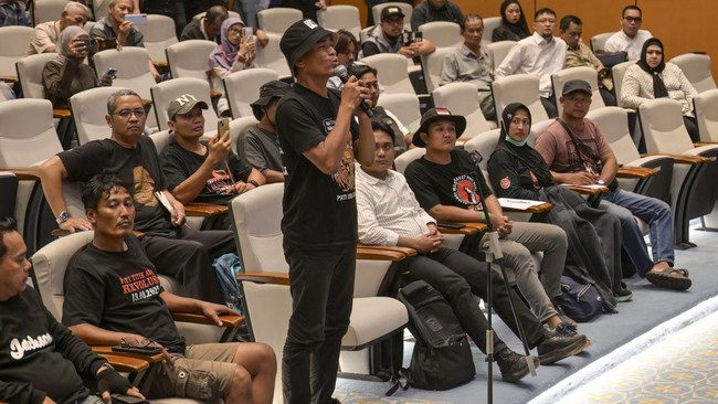Representative of the protesters Supriyono, also known as Botok, attends a meeting to voice grievances to the Deputy Speakers of the Indonesian House of Representatives at the House of Representatives building in Jakarta on August 27, 2026, following