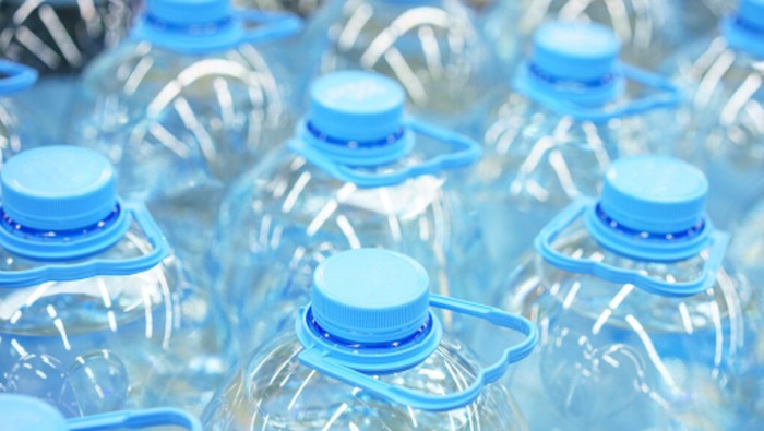Botol air plastik sebaiknya tidak ditinggalkan di dalam mobil yang panas dalam waktu lama. Suhu tinggi dapat mempengaruhi material plastik dan kualitas air di dalamnya./ Foto: magnific.com/pereslavtseva