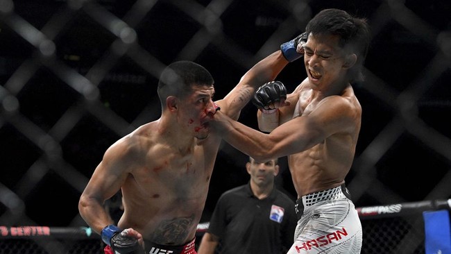 Peru's Nilson Rojas (L) fights against Indonesia's Bilal Hasan in their men's flyweight fight during the UFC Fight Night at Oriental Sports Center in Shanghai on August 29, 2026. (Photo by Jade Gao / AFP)