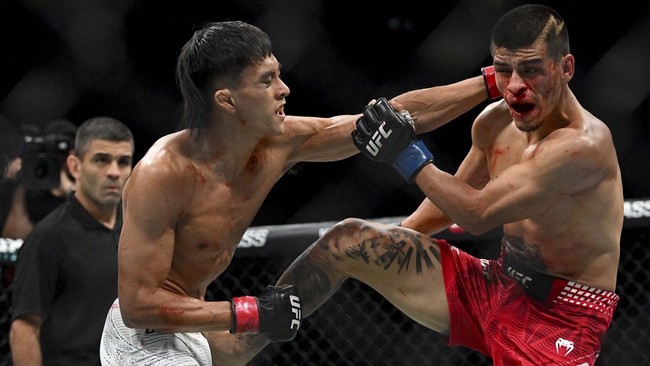 Indonesia's Bilal Hasan (L) fights against Peru's Nilson Rojas in their men's flyweight fight during the UFC Fight Night at Oriental Sports Center in Shanghai on August 29, 2026. (Photo by Jade Gao / AFP)