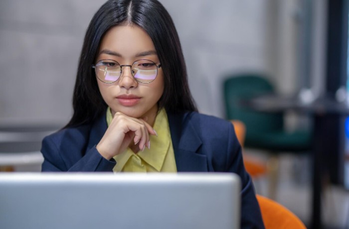 Pemilik bulan kelahiran Juni sering membandingkan posisi mereka saat ini dengan target yang ada di kepala. Padahal, perkembangan mereka mungkin sudah berjalan dengan baik meski tidak sesuai jadwal yang dibayangkan./ Foto: magnific.com/zinkevych