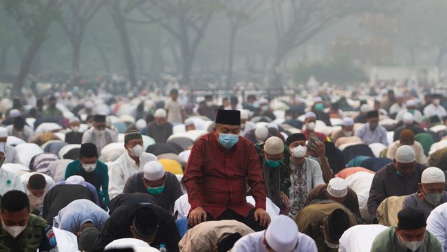Indonesian Muslims attend mass prayers for rains, as haze from wildfires blankets the area, at the compound of the Mujahidin Grand Mosque in Pontianak, West Kalimantan province, Indonesia, August 29, 2026. REUTERS/Victor Fidelis Sentosa