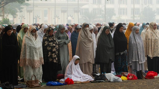 Indonesian Muslim women attend mass prayers for rains, as haze from wildfires blankets the area, at the compound of the Mujahidin Grand Mosque in Pontianak, West Kalimantan province, Indonesia, August 29, 2026. REUTERS/Victor Fidelis Sentosa