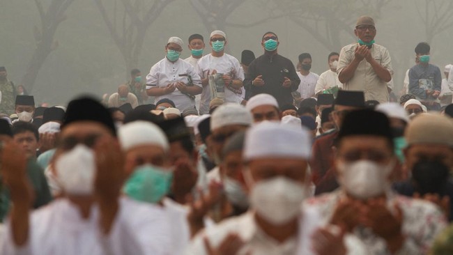 Indonesian Muslims offer mass prayers for rains, as haze from wildfires blankets the area, at the compound of the Mujahidin Grand Mosque in Pontianak, West Kalimantan province, Indonesia, August 29, 2026. REUTERS/Victor Fidelis Sentosa