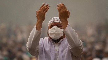 An Indonesian Muslim prays during a mass prayers for rains, as haze from wildfires blankets the area, at the compound of the Mujahidin Grand Mosque in Pontianak, West Kalimantan province, Indonesia, August 29, 2026. REUTERS/Victor Fidelis Sentosa