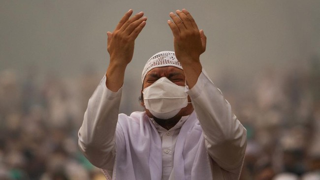 An Indonesian Muslim prays during a mass prayers for rains, as haze from wildfires blankets the area, at the compound of the Mujahidin Grand Mosque in Pontianak, West Kalimantan province, Indonesia, August 29, 2026. REUTERS/Victor Fidelis Sentosa