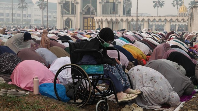 Umat Islam melaksanakan Shalat Istisqa di pelataran Masjid Raya Mujahidin, Pontianak, Kalimantan Barat, Sabtu (29/8/2026). Shalat sunah Istisqa tersebut digelar untuk memohon kepada Allah SWT agar menurunkan hujan sehingga kemarau panjang serta kebak
