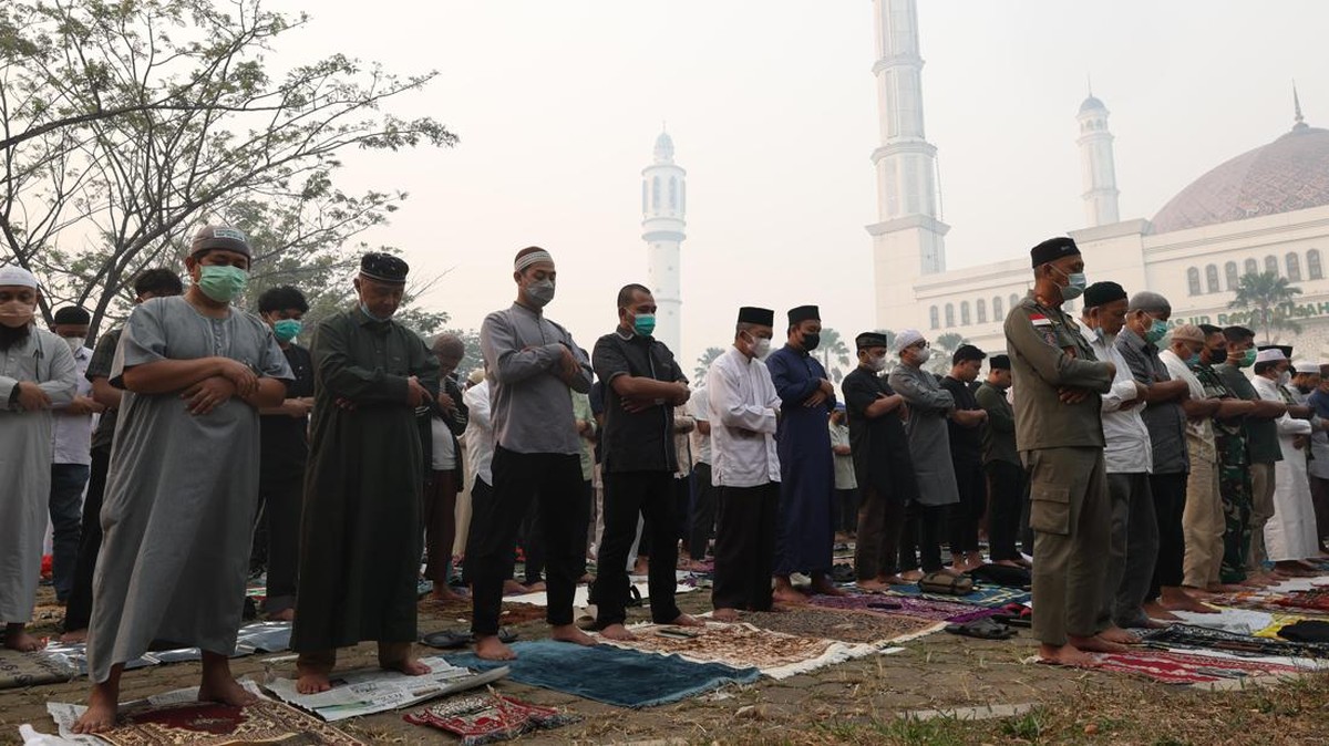 Umat Islam melaksanakan Shalat Istisqa di pelataran Masjid Raya Mujahidin, Pontianak, Kalimantan Barat, Sabtu (29/8/2026). Shalat sunah Istisqa tersebut digelar untuk memohon kepada Allah SWT agar menurunkan hujan sehingga kemarau panjang serta kebak