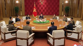 Pemimpin Korea Utara Kim Jong Un memecat Menteri Pertahanan No Kwang Choi pada Minggu (30/8).