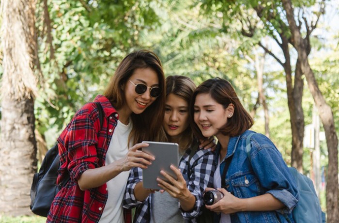 Pemilik tanggal lahir 10 dikenal percaya diri dan memiliki kemampuan memimpin secara alami. Mereka dapat membantu membuat perjalanan lebih terorganisir tanpa membuat teman lainnya merasa kewalahan./ Foto: magnific.com/tirachardz