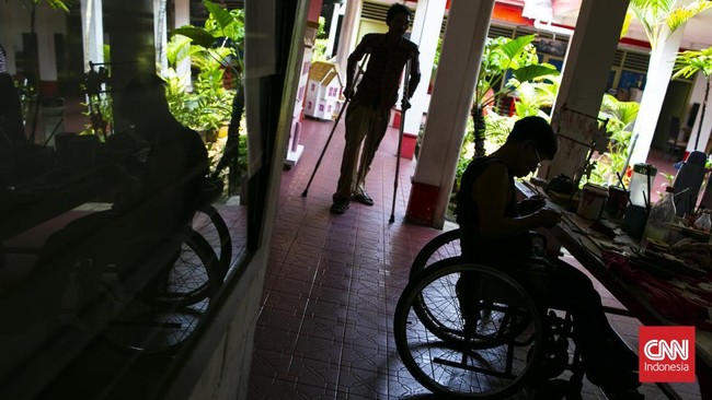 Seorang penyandang disabilitas memproduksi kerajinans di rumah produksi milik Yayasan Wisma Chesire, Cilandak, Jakarta. Produksi kerajinan di rumah produksi tersebut bertujuan memberdayakan sekaligus meningkatkan keterampilan para penyandang disabili