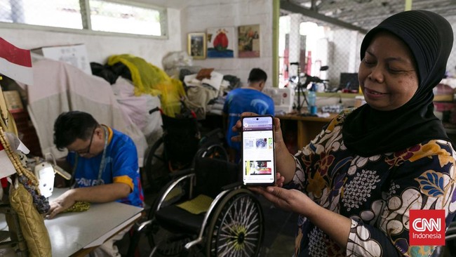 Seorang penyandang disabilitas memproduksi kerajinans di rumah produksi milik Yayasan Wisma Chesire, Cilandak, Jakarta. Produksi kerajinan di rumah produksi tersebut bertujuan memberdayakan sekaligus meningkatkan keterampilan para penyandang disabili