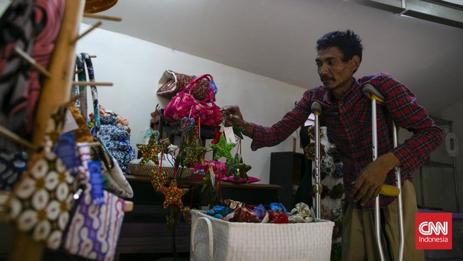 Seorang penyandang disabilitas memproduksi kerajinans di rumah produksi milik Yayasan Wisma Chesire, Cilandak, Jakarta. Produksi kerajinan di rumah produksi tersebut bertujuan memberdayakan sekaligus meningkatkan keterampilan para penyandang disabili