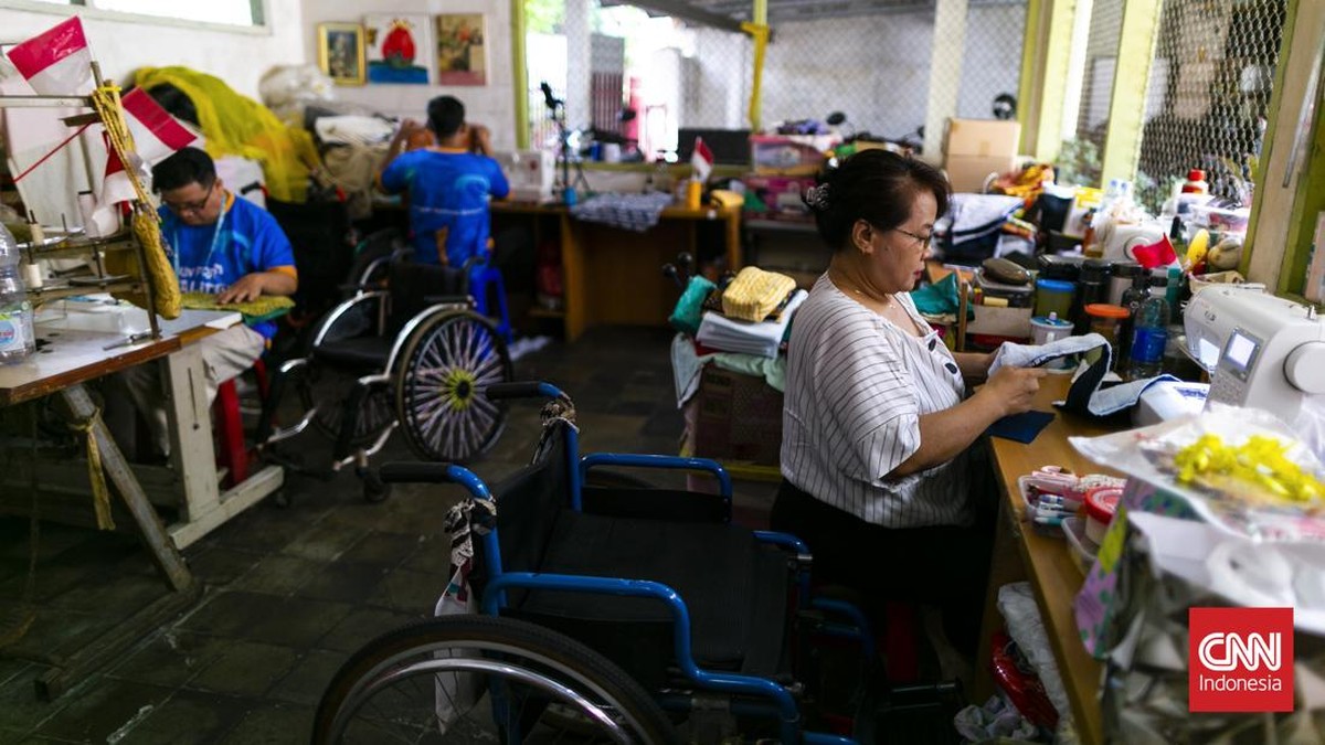 Seorang penyandang disabilitas memproduksi kerajinans di rumah produksi milik Yayasan Wisma Chesire, Cilandak, Jakarta. Produksi kerajinan di rumah produksi tersebut bertujuan memberdayakan sekaligus meningkatkan keterampilan para penyandang disabili